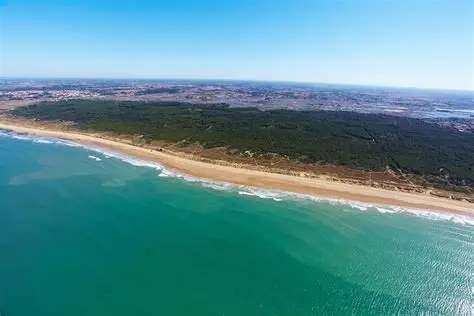Plein ouest, au bord de l&rsquo;océan.